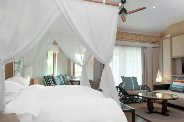بنغل بسرير كينج بإطلالة على الشاطئ بشرفة، Sheraton New Caledonia Deva Resort & Spa 1/2