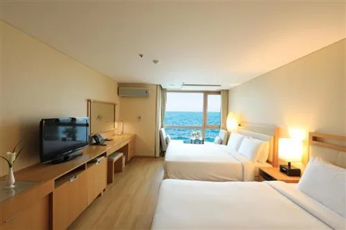 غرفة بسريرين منفصلين بإطلالة على البحر، Ocean Suites Hotel Jeju 1/2