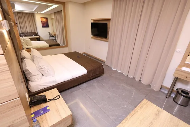 جناح جونيور بسرير كوين، Ibiza hotel 4/10