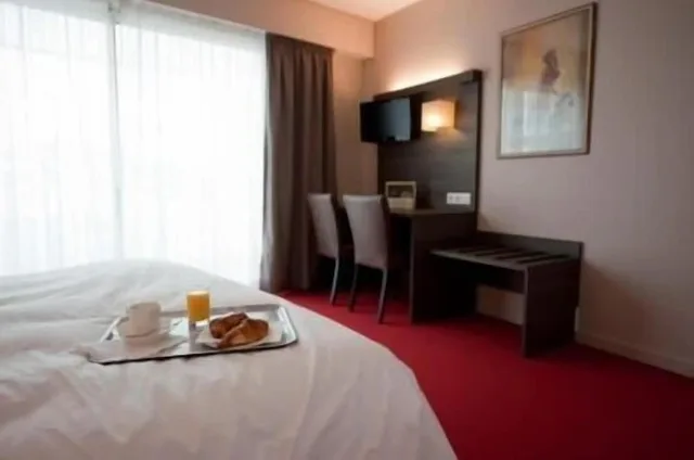 غرفة قياسية بسرير كوين بشرفة، Logis Hotel Le Robinson 4/5