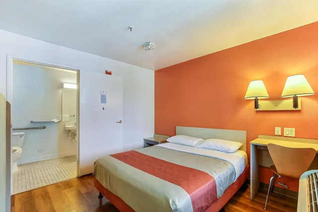 1 Full Bed - ADA/RI Shower، Motel6 Pinole, CA 8/10