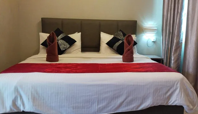 غرفة بسرير كوين بشرفة، Destini Akef Villa 3/8