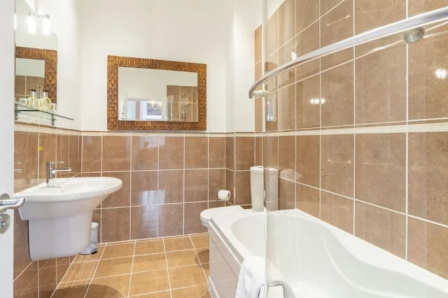 غرفة شهر العسل بسرير كينج، The Tontine Hotel 4/4