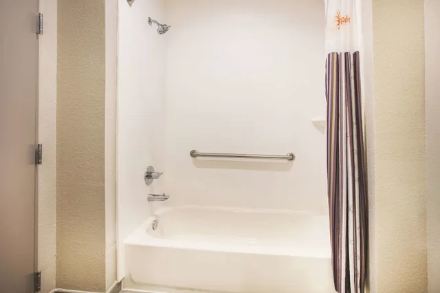 Room, King Bed, La Quinta Inn & Suites by Wyndham Dallas Plano - The Colony 3/3