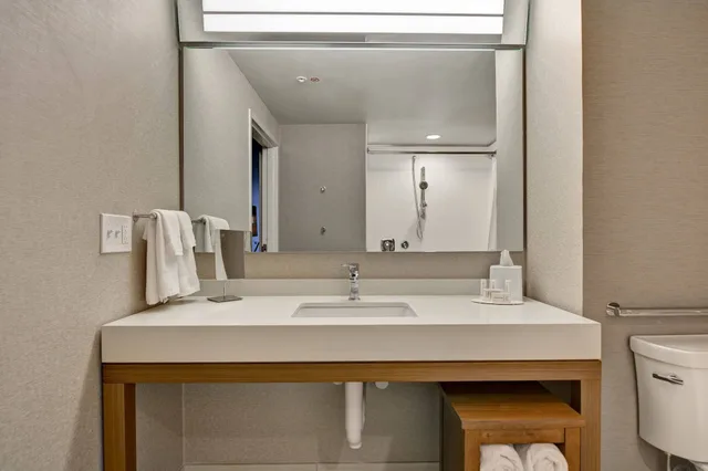 جناح بسرير كينج مع أريكة، Courtyard By Marriott Jackson Madison 4/5