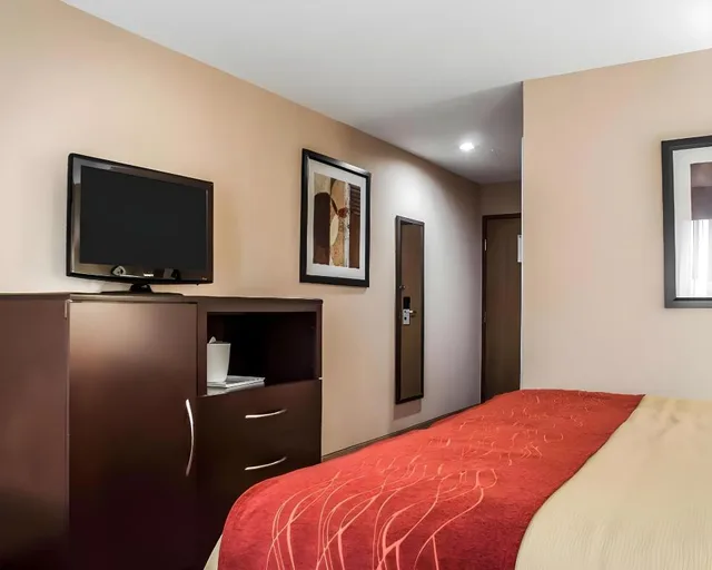 غرفة بسرير كينج بحوض جاكوزي، Quality Inn Dunkirk NY 3/9
