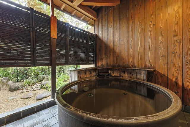 غرفة يابانية غربية بسريرين مزدوجين وفرشتي فوتون بأرضية تاتامي، Arima Onsen Gekkoen Yugetsusanso 4/10
