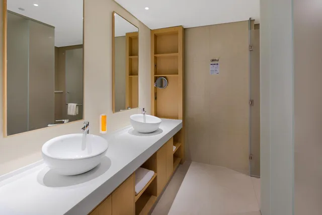 غرفة تنفيذية مع أريكة، Premier Inn Dubai Ibn Battuta Mall 2/2