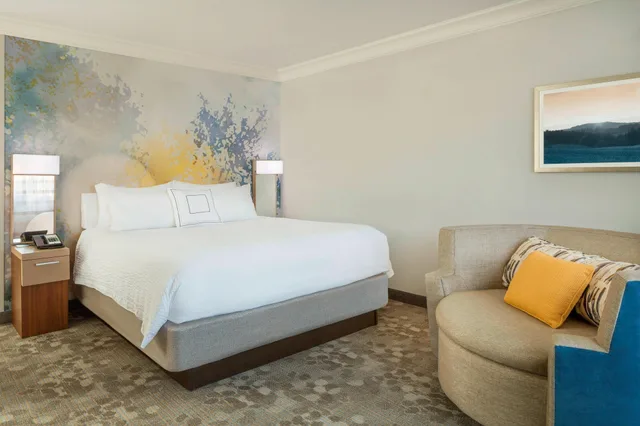 غرفة بسرير كينج مع أريكة، Courtyard By Marriott Palo Alto Los Altos 7/9