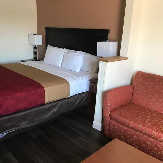 جناح بسرير كينج مع أريكة، The Best Inn & Suites 2/2