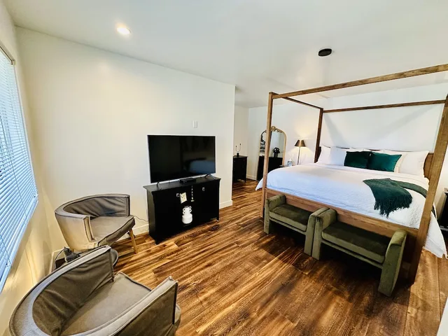 جناح استوديو إليت بسرير كينج وسرير كوين بإطلالة على الفناء مع أريكة بمطبخ، Bespoke Inn Flagstaff 7/10