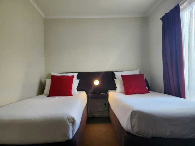 شقة بسرير كينج وسريرين منفصلين بغرفة نوم واحدة في الطابق الأرضي، B K S Motor Lodge 1/7