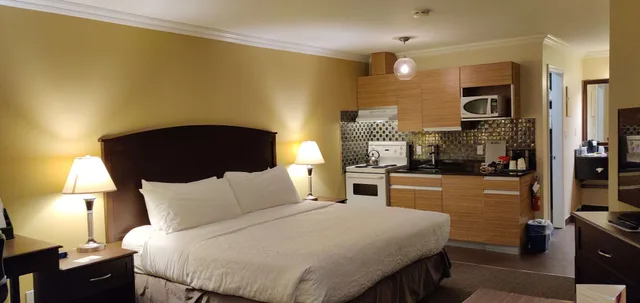 غرفة قياسية بسرير كينج مع أريكة بمطبخ، Best Western Plus Burnaby Hotel 6/10