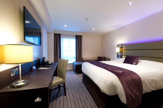 Wet, Double Bed, Accessible، Premier Inn Derby City Centre (Cathedral Quarter) 1/1