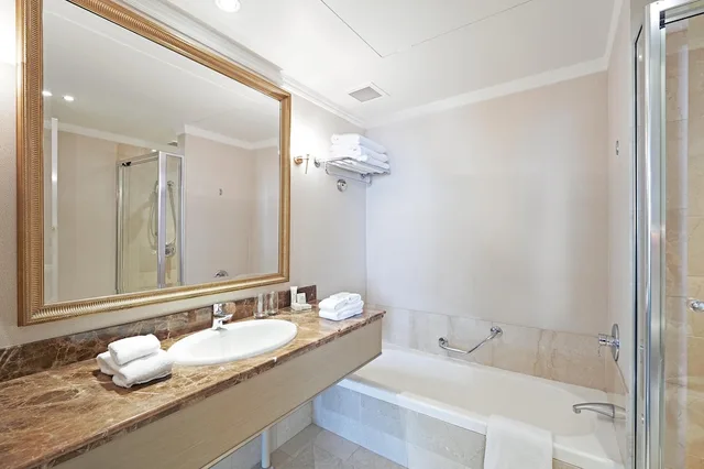 جناح تنفيذي بسرير كينج مع دخول الصالة، Parmelia Hilton 6/7
