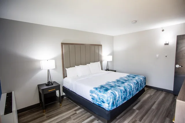 جناح بسرير كينج بغرفة نوم واحدة بحوض استحمام لذوي الإعاقة، La Quinta Inn & Suites by Wyndham Dallas I-35 Walnut Hill Ln 2/7