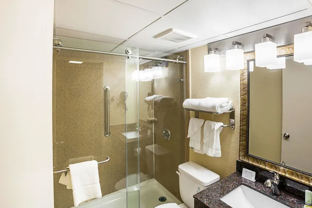 غرفة بريميوم بسريرين كوين، Quality Inn & Suites Cincinnati Downtown Area 8/9