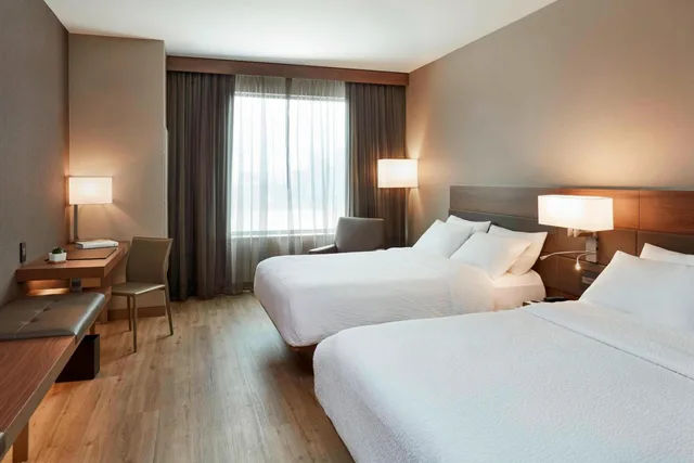 غرفة بسريرين كوين بحوض استحمام لذوي الإعاقة، AC HOTEL CINCINNATI AT THE BANKS 3/5