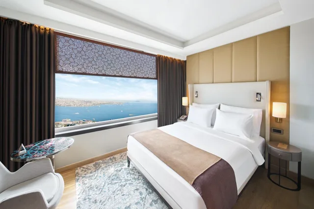 Club, King Bed, Bosphorus View, Lounge Access, Corner، The Marmara Taksim 1/2