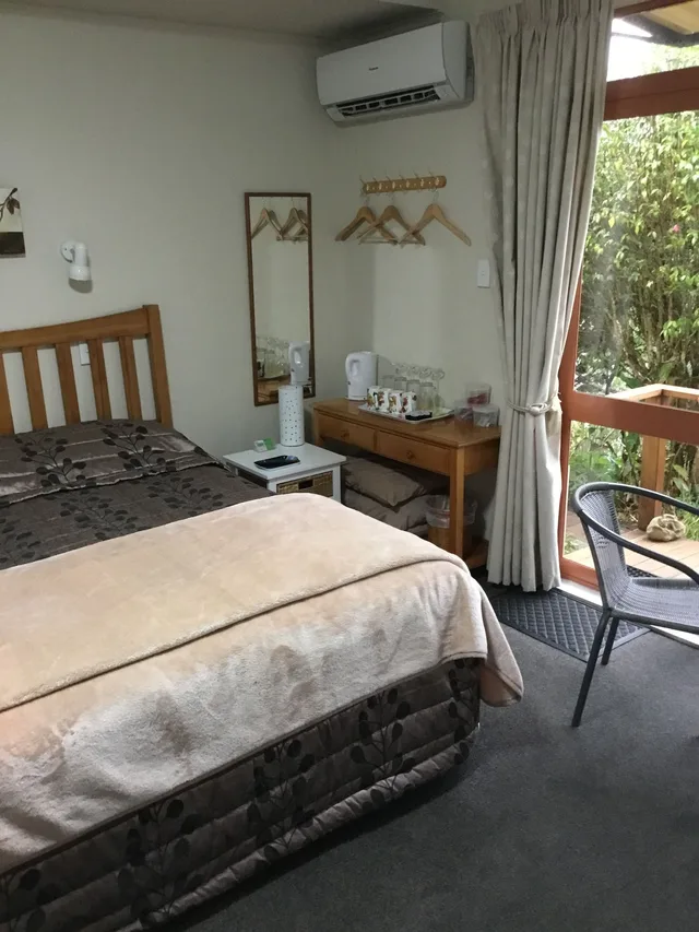 غرفة عائلية بسرير كوين وسرير فردي مع أريكة، WAITOMO CAVES GUEST LODGE 2/4