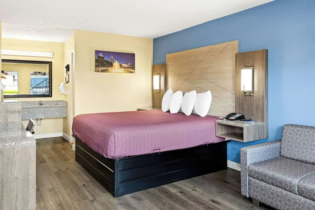 غرفة بسرير كينج لذوي الإعاقة، Rodeway Inn Oxford, AL 2/4