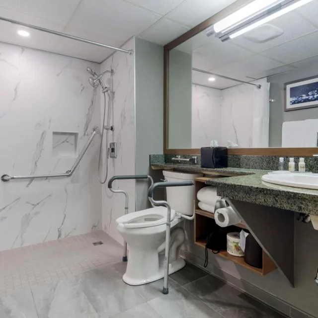 غرفة بسريرين مزدوجين بشرفة لذوي الإعاقة، Best Western Premier Chateau Granville Hotel and Suites and Conf. Centre 4/6