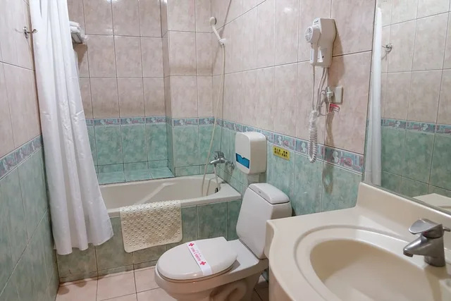 غرفة قياسية ثلاثية بسرير مزدوج وسرير فردي، East Commercial Affairs Hotel 2/2