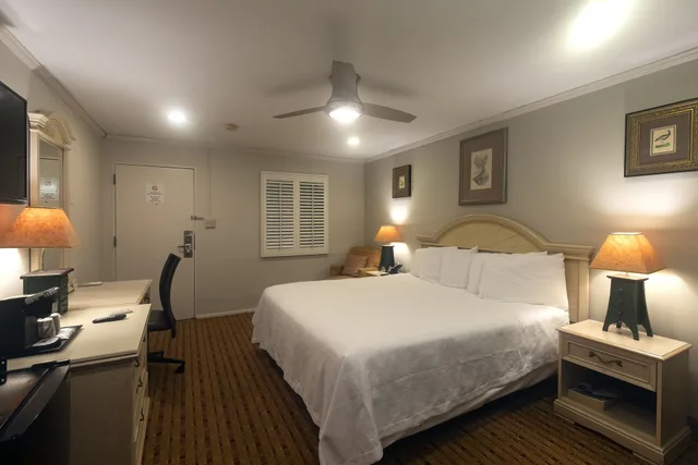 غرفة تقليدية بسرير كينج، Atrium Inn 1/4