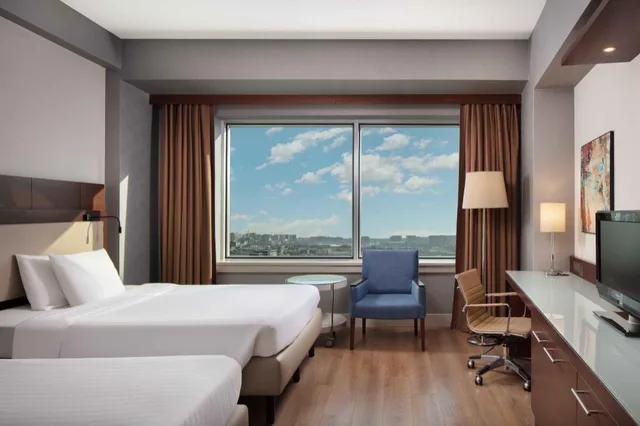 جناح بسريرين منفصلين وسرير كينج بغرفتي نوم مع أريكة بمطبخ، Delta Hotels Istanbul West 3/6