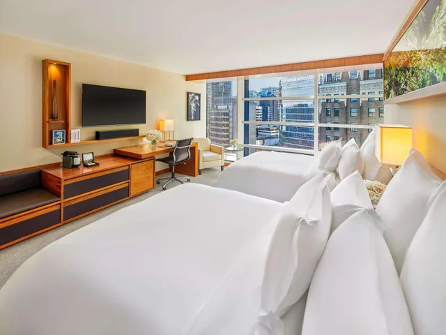 غرفة ديلوكس بسرير كينج وسريرين كوين بإطلالة على المدينة، Fairmont Pacific Rim 4/7