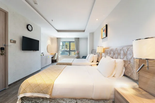 غرفة بريميير ثلاثية بسرير كوين وسرير فردي بإطلالة على المدينة بحوض استحمام، Nicecy Hotel Suites Spa 9/10