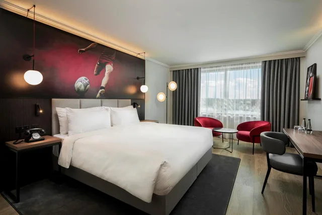 Premium, Queen Bed, Sky View، Radisson RED London Twickenham 1/4