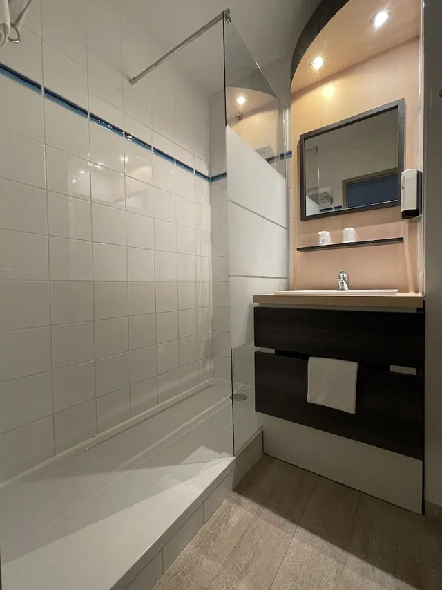 غرفة بسرير كوين، Kyriad Grenoble Nord Le Fontanil 1/1