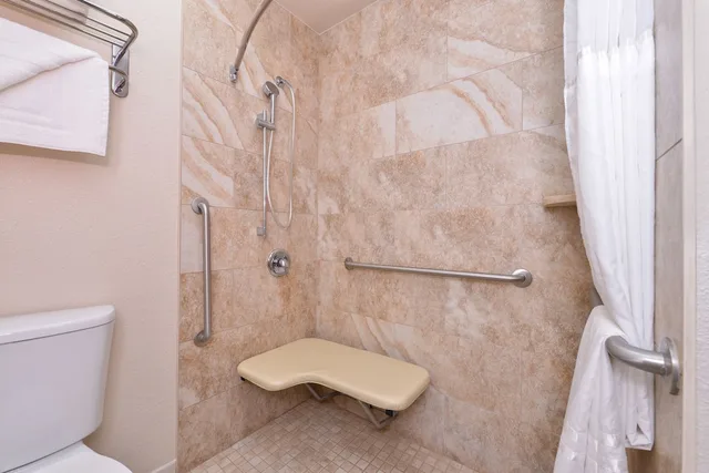 جناح استوديو بسرير كوين مع أريكة لذوي الإعاقة، La Fuente Inn Suites 3/3
