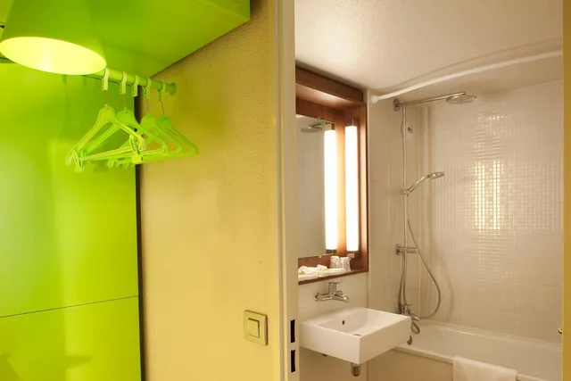 Room, Twin Beds, Campanile Clermont Ferrand Riom 7/10