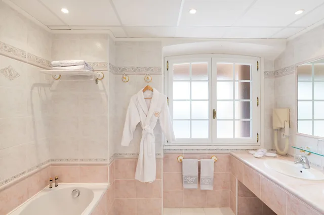 Comfort, Double Bed, Indoor Pool, Sauna, Hot Tub، LA BASTIDE DE TOURTOUR HOTEL & SPA 10/10