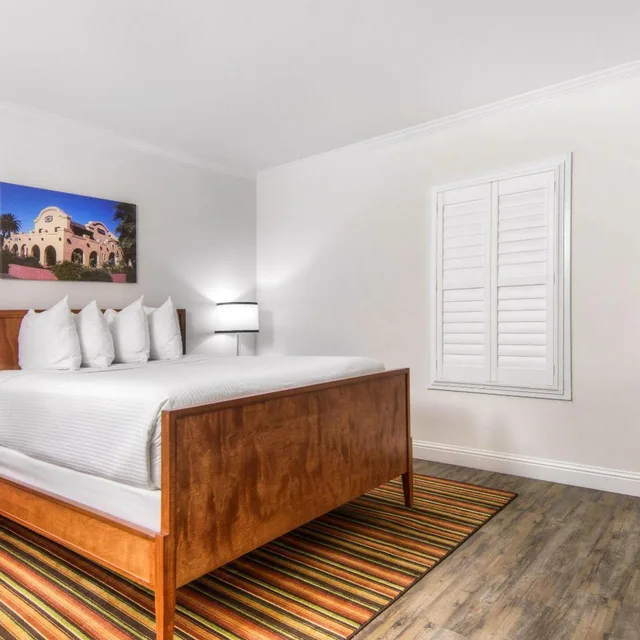 جناح بغرفة نوم واحدة مع أريكة، Aggie Inn, an Ascend Collection Hotel 2/4
