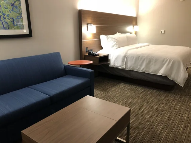 جناح بسرير كينج مع أريكة، Holiday Inn Express Suites Racine 4/10