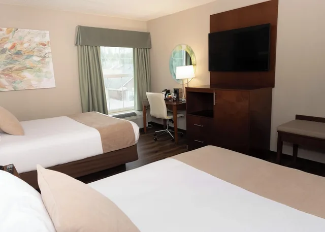 جناح بسريرين كوين بغرفة نوم واحدة مع أريكة، D. Hotel and Suites 4/6