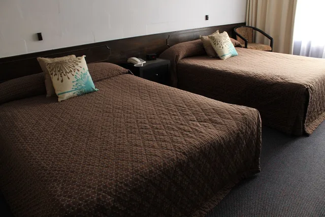 غرفة قياسية بسرير كوين وسرير فردي في الطابق الأرضي، West Coaster Motel 2/6