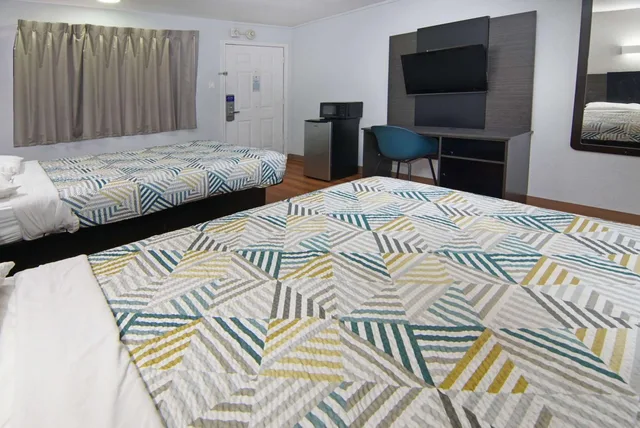 2 Queen Beds - Non-Smoking, Micfridge، Motel6 Red Oak, TX - Dallas 7/10