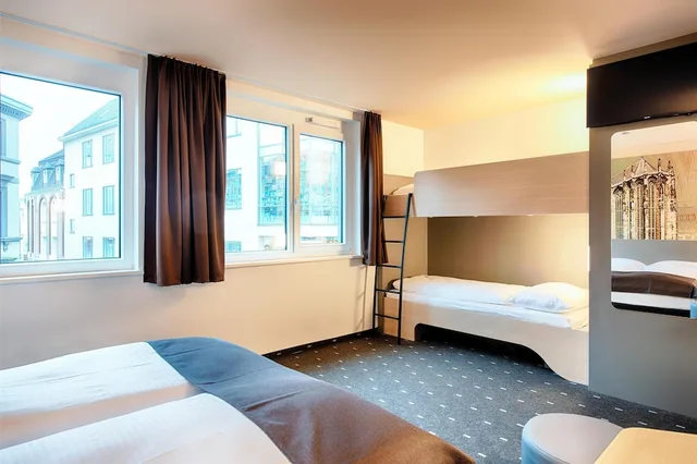 غرفة رباعية بسرير بطابقين وسرير كوين، B&B Hotel Aachen-City 3/7