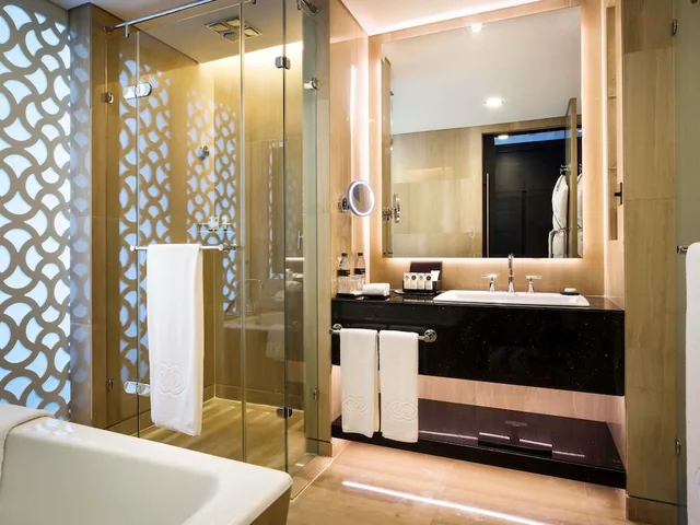 غرفة فاخرة بسرير كينج بإطلالة على البحر، Sofitel Abu Dhabi Corniche 10/10
