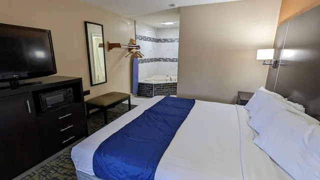 غرفة قياسية بسرير كينج بحوض جاكوزي للمدخنين، SureStay Hotel by Best Western Meridian 1/2