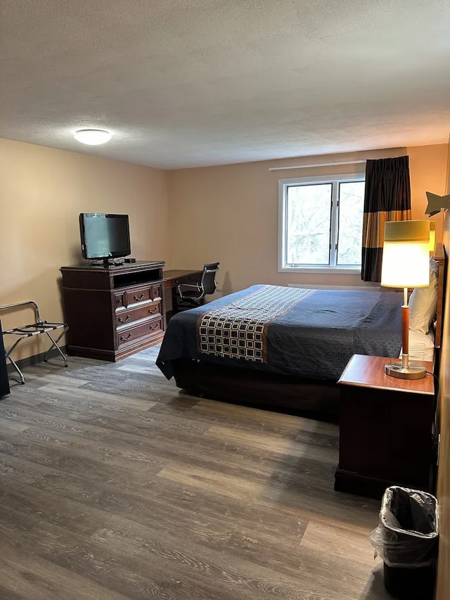 غرفة قياسية بسرير كينج، Wickford Motor Inn 3/4