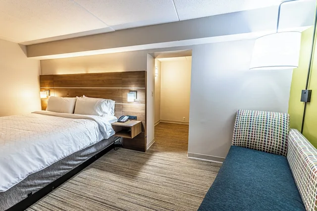 Standard, King Bed, Living Area, Holiday Inn Express Indianapolis South 6/10