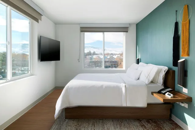 جناح تنفيذي بسرير كينج بإطلالة على المدينة بغرفة نوم واحدة مع أريكة، Element Reno Experience District 2/3