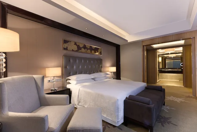 Club, King Bed, City View, Sheraton Daqing Hotel 2/4