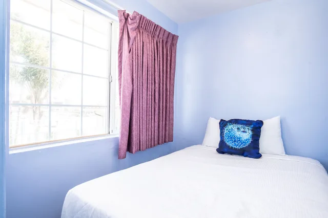 غرفة ثلاثية بسريرين كوين بإطلالة جزئية على البحر، Aqua Breeze Inn 1/5