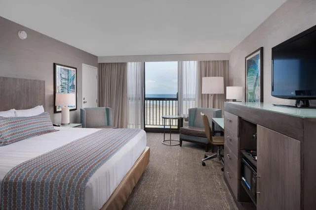 غرفة بسرير كينج يُسمح فيها بالحيوانات الأليفة في الطابق العلوي، Best Western Plus Agate Beach Inn 2/6